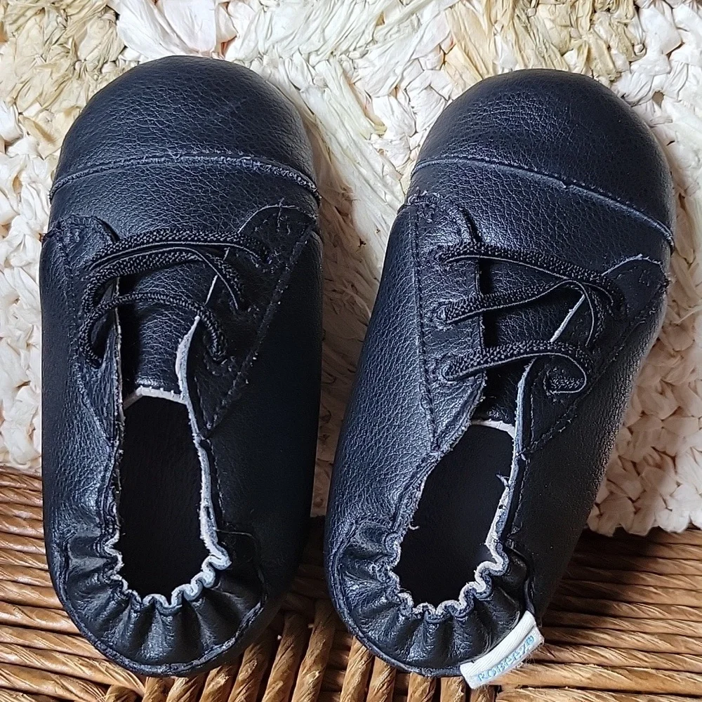 Robeez Basic Brian black flat shoe, size 5